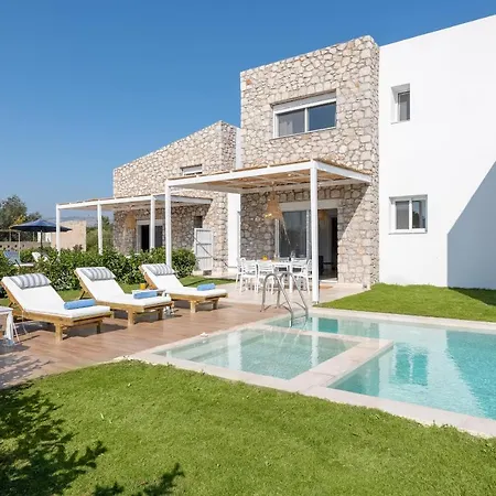 New Brand Villas: Beachside Retreat With & Heated Pool Haraki