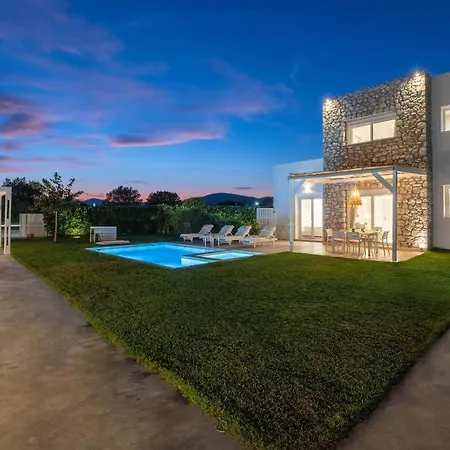 New Brand Villas: Beachside Retreat With & Heated Pool Villa Haraki