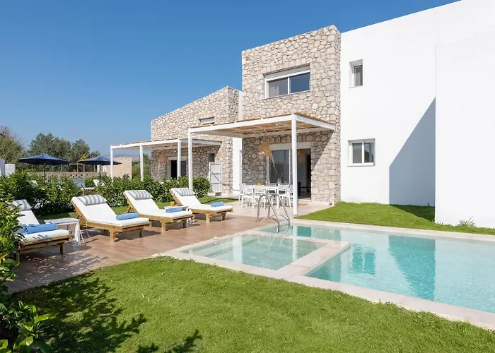 New Brand Villas: Beachside Retreat With & Heated Pool Haraki