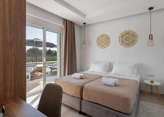 New Brand Villas: Beachside Retreat With & Heated Pool Villa Haraki