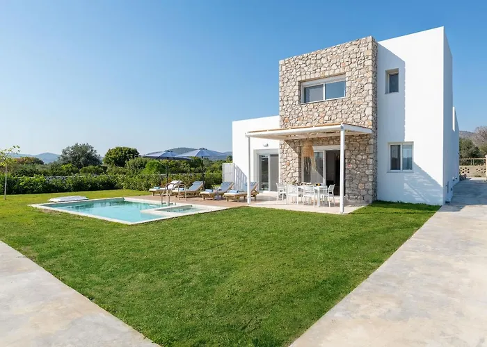 New Brand Villas: Beachside Retreat With & Heated Pool *
