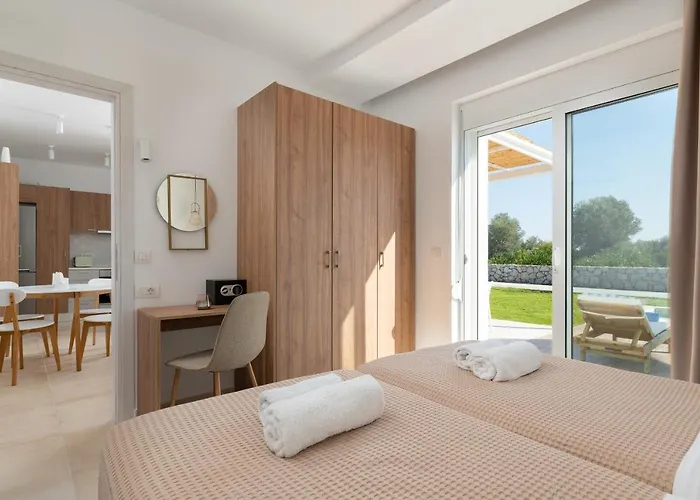 New Brand Villas: Beachside Retreat With & Heated Pool Villa Haraki