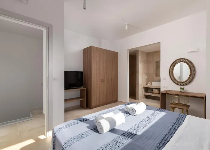 New Brand Villas: Beachside Retreat With & Heated Pool Haraki