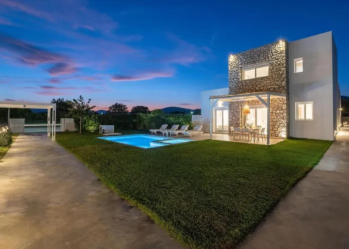 New Brand Villas: Beachside Retreat With & Heated Pool Villa Haraki